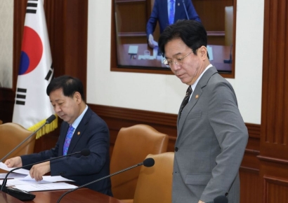 [포토] 경제관계장관회의 참석하는 김영훈 장관