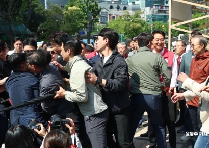 [포토] 기습시위 제압 당하자 미소 짓는 오세훈, 이명박
