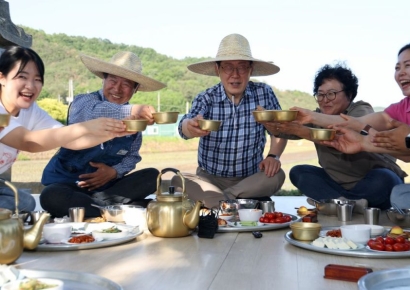 이앙기 몰고 모내기 체험…李대통령 "생각보다 잘하죠"