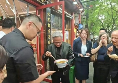 "맛있네" 30도 날씨에도 가죽 재킷 입고 '슥슥'…'베이징 먹방 스타' 젠슨 황
