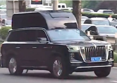 우뚝 솟은 지붕…'訪中' 트럼프 차량 행렬에 등장한 SUV 정체?