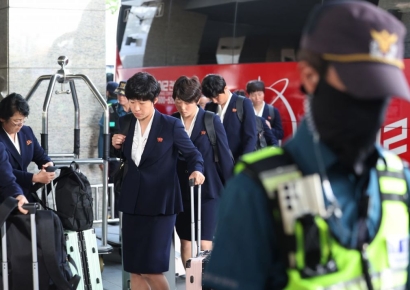 北여자축구팀 내고향축구단 입국…환영인사에는 '묵묵부답'