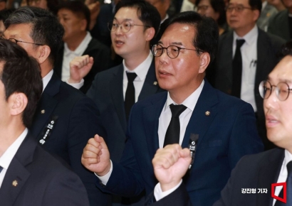 [포토] 임을 위한 행진곡 제창하는 송언석 국민의힘 원내대표