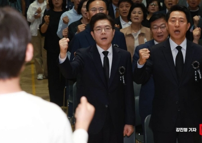 [포토] 5.18 민주화운동 서울기념식서 '임을 위한 행진곡' 제창하는 서울시장 후보