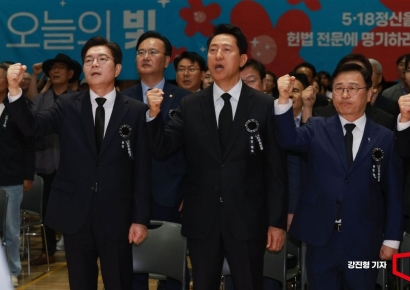 [포토] 임을 위한 행진곡 제창하는 정원오 후보-오세훈 후보
