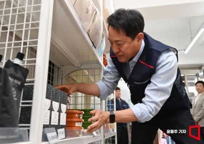 [포토] 본격 선거운동 앞두고 쪽방촌 찾은 오세훈 후보