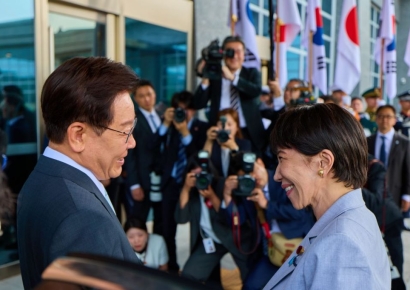 李, 다카이치와 정상회담 "전례 얽매이지 않고 협력…한일관계 도약"