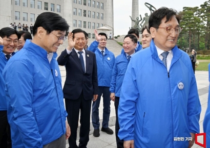 [포토] 與, 오뚝유세단 출정식…정청래 "개인 승패보다 당 승패 중요"