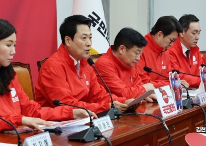 [포토] 장동혁 "한일정상회담, 셔틀외교 아닌 빵셔틀외교"
