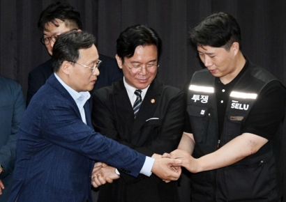 삼성전자 총파업 직전 극적 합의…김영훈 장관 "대화로 해결하는 K-저력 보여줘"(상보)