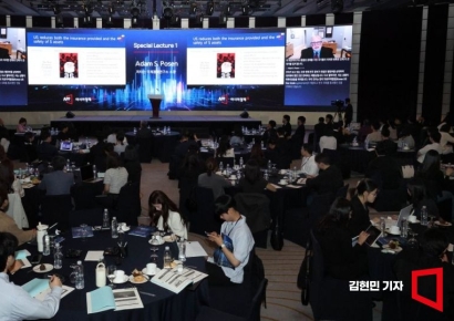[포토] 특별강연 하는 애덤 포즌 피터슨 국제경제연구소장