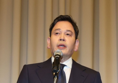 '스벅 사태' 고개 숙인 정용진 "여러 분의 용서 구한다"(상보) 