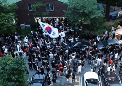 "부정선거" "개표 무효" 투표함 못 옮긴 잠실7동 '밤샘 대치'…경찰 470명 투입