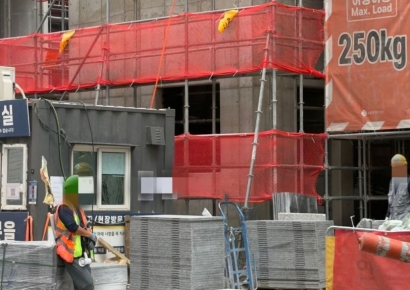 "Even With 400,000 Won a Day, No Takers... Here, Even Workers in Their 50s Are the 'Youngsters': The Aging Construction Site"