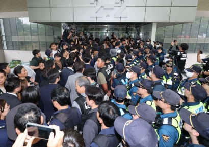 警方就妨碍国政调查特别委员会进入计票所的60多岁男子申请拘捕令