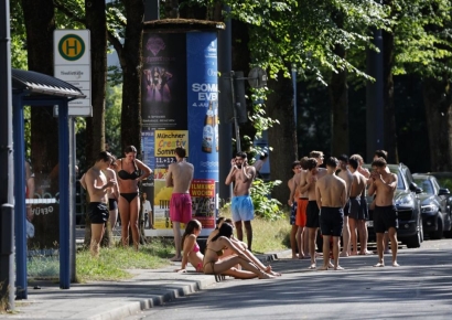 "Too Hot to Wear Clothes": Swimsuits in City Streets... 4,700 More Deaths in Western Europe