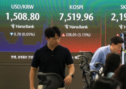 코스피, 2% 오른 7400선…코스닥은 5% 넘게 뛰어