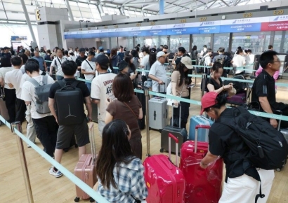 “推着行李箱冲刺”……仁川机场出境大厅数十名中国人插队