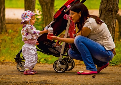 "An End to Mothers Parenting Alone? The $370,000-a-Year 'U.S. Parenting Dream Team'"