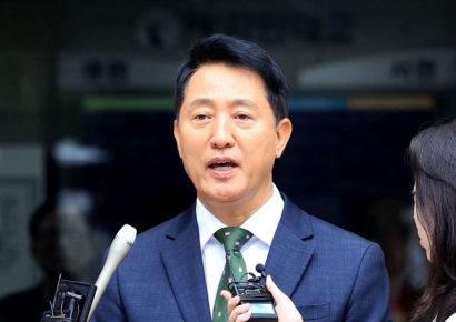 굳은 표정으로 법정 나선 오세훈 "납득할 수 없어"…항소 예고