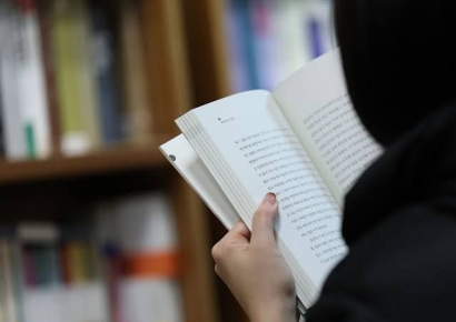 "한국인들, 얼마나 책을 안 읽으면"…매물로 나온 문학동네 누가 인수할까[주末머니]