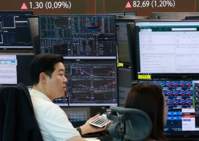 코스피, 1.8% 넘게 뛰어 '칠천피'…코스닥은 상승 전환 