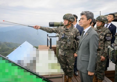 "적에겐 가차 없고 치명적으로"…강신철 장관, 최전방 경계부대 현장 순시