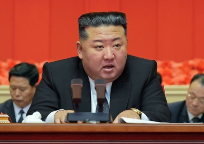 "북한이 공개한 김정은 사진은 속임수"…사망설 진실 공방 이어져