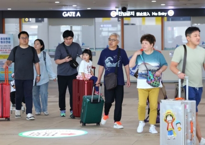 "Instead of Japan, Let's Go to Korea": Chinese Tourists Flock In... Travel Demand Surges During Up to 13-Day Golden Holiday
