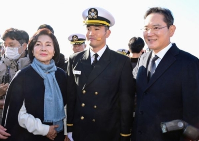 From Cobra Gold to the ROK-US Naval Meeting... Jiho Lee, Eldest Son of Jae-yong Lee, Shines as Interpretation Officer