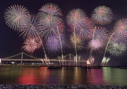 "Three-Star Rooms at 980,000 Won a Night, Five-Star at 2 Million"... Busan Fireworks Festival Seats Cost 100,000 Won, but Hotel Views Bring Another Price-Gouging Row