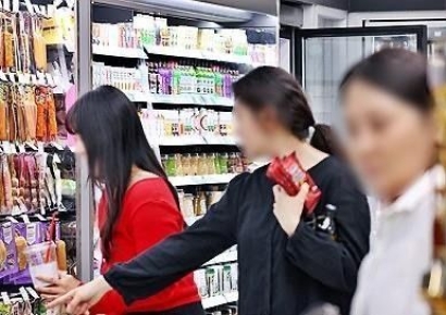 "벌써부터 이렇게 팔리면 어쩌려고" 매출 18배 '껑충'…편의점서 불티나게 팔린다 [지금사는방식]