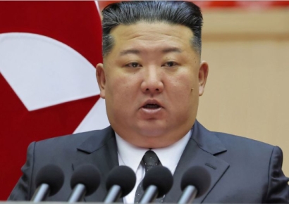 김정은, 전세계 발칵 뒤집어 놓더니…'사망설 무색'하게 대규모 군사행사에 등장