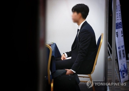 "I'll Pay 6 Million Won to Buy an Internship at a Major Company"... Chinese College Students Buckle Under Job-Hunting Pressure